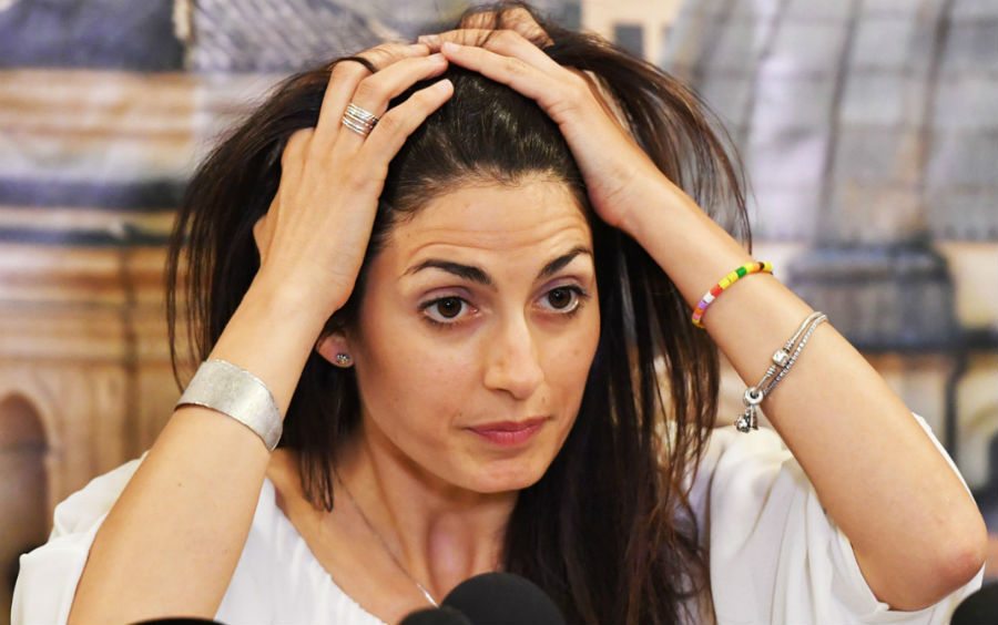 virginia raggi mani fra i capelli disperata