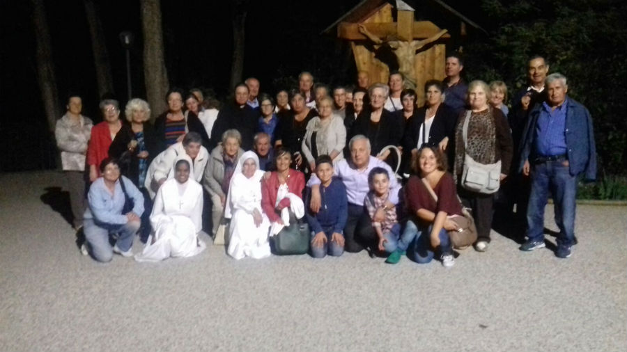 don-alessio-cintolesi-montespertoli-saluto-con-gente-di-luco