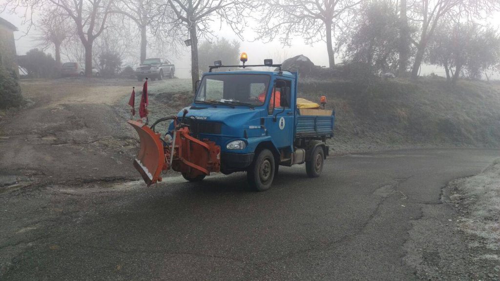 Il mezzo spargisale del comune di Borgo San Lorenzo