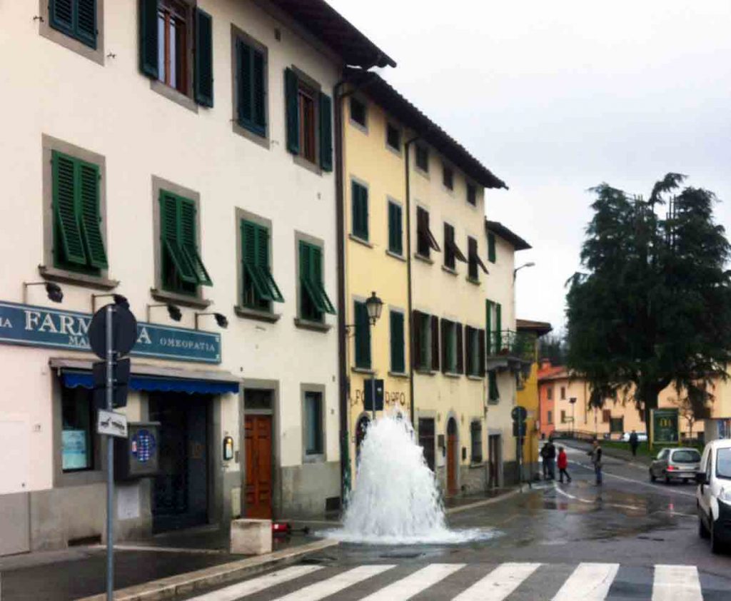 Idrante-rotto-piazza-cavour-Barberino