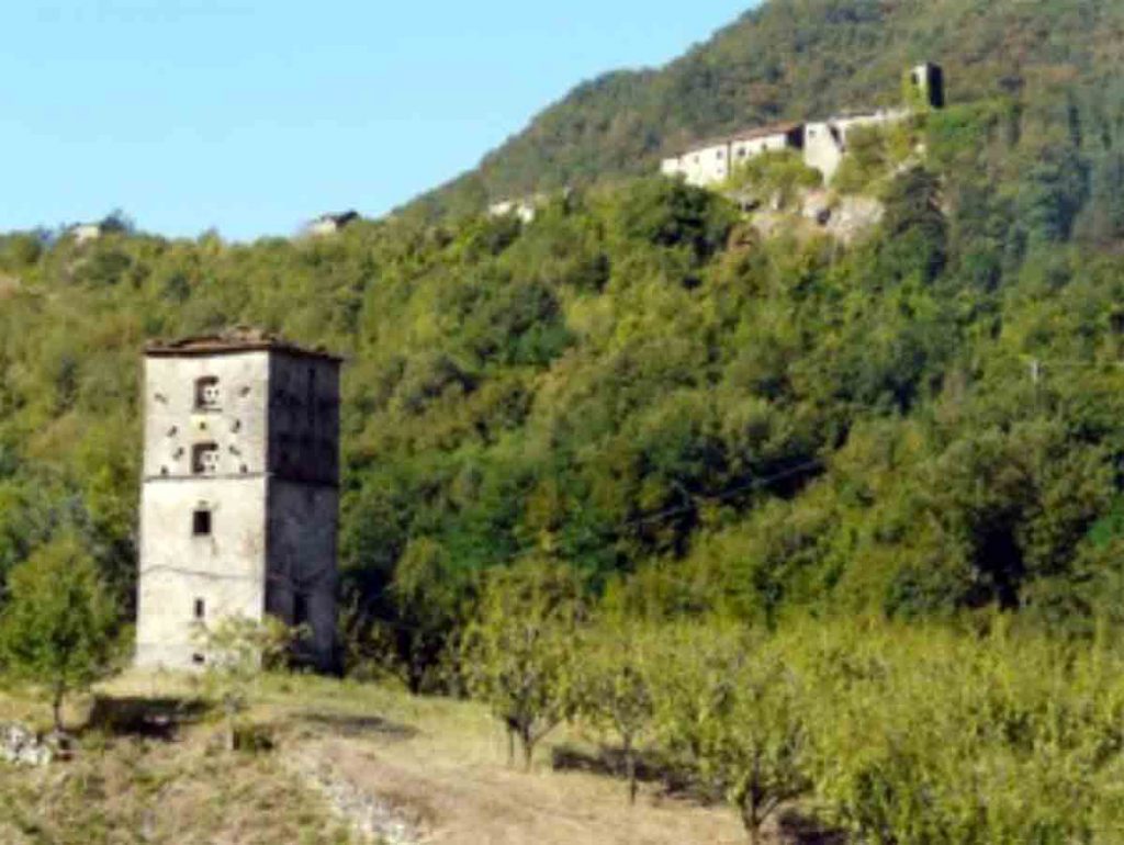 Torre da vigna di Moraduccio (Firenzuola). Sullo sfondo il paese abbandonato di Castiglioncello