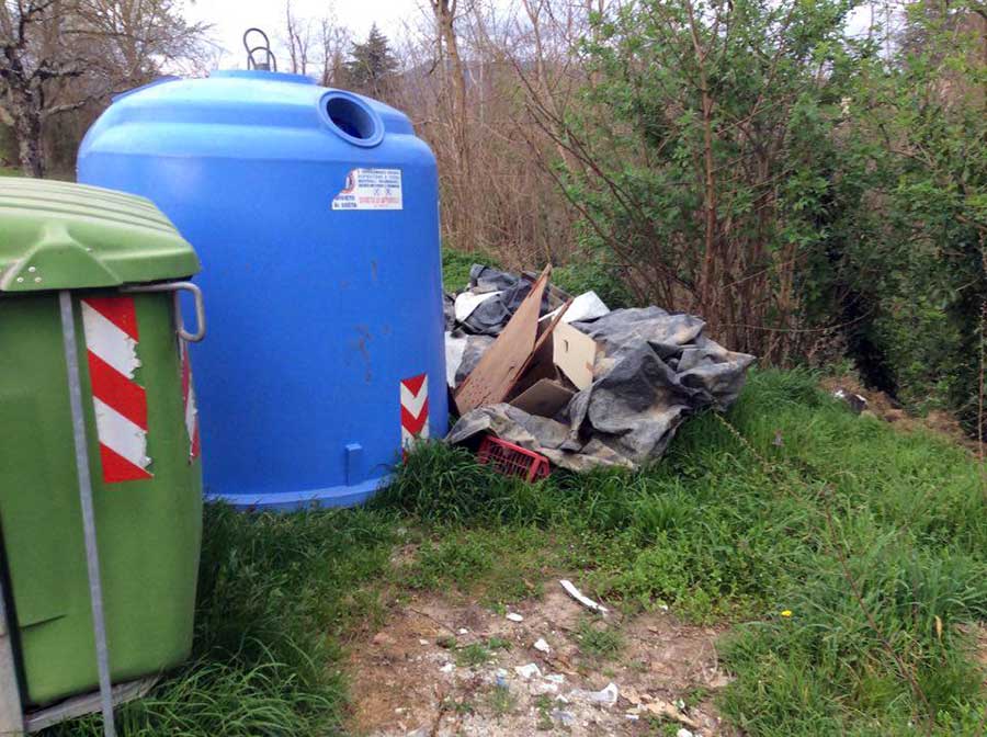 degrado-cassonetti-raccolta-rifiuti-luco-mugello-4