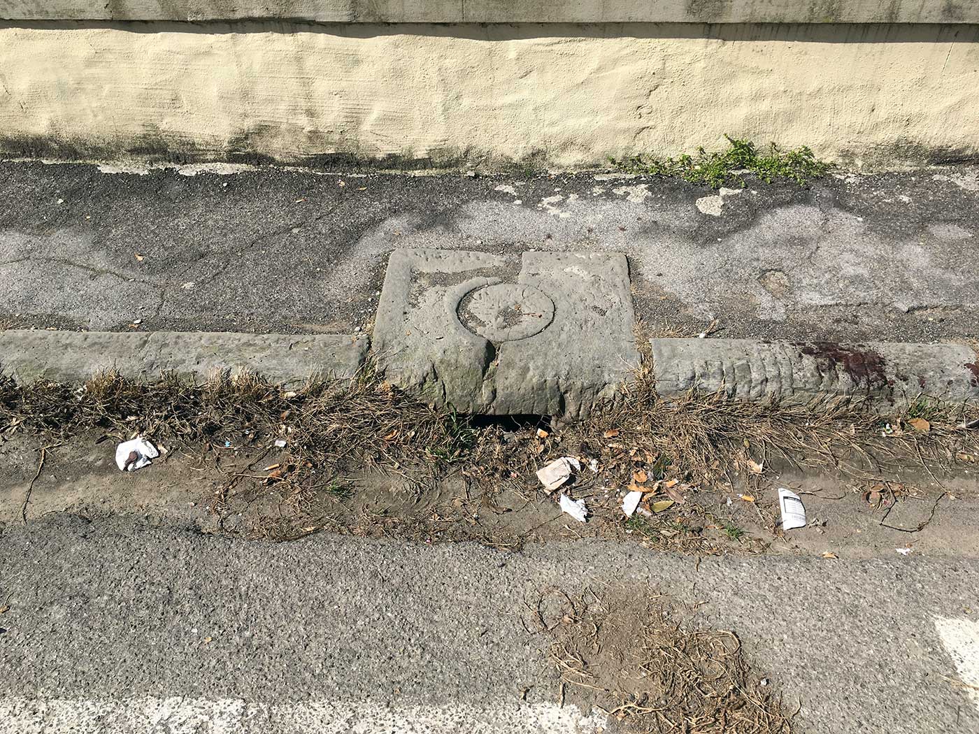 marciapiedi-rovinati-donna-caduta-borgo-2