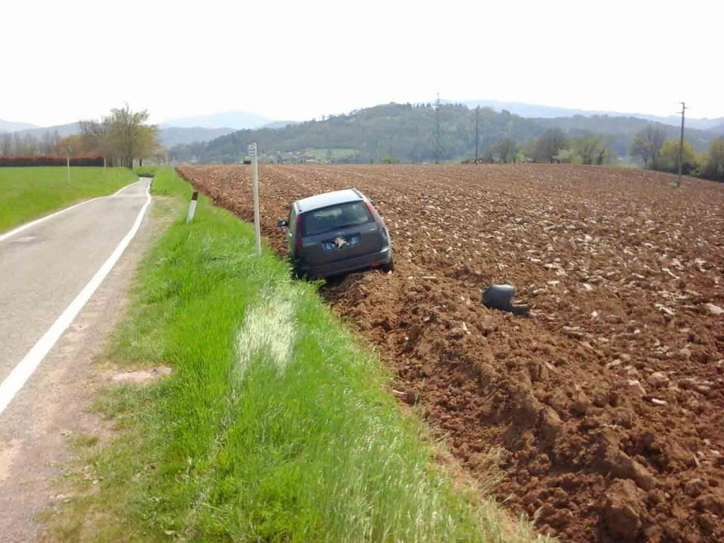 auto-fuori-strada-Scarperia-3