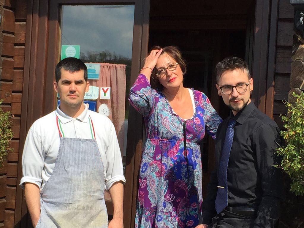 Lo staff del Girodibacco. Al centro Paola Nencini, la titolare