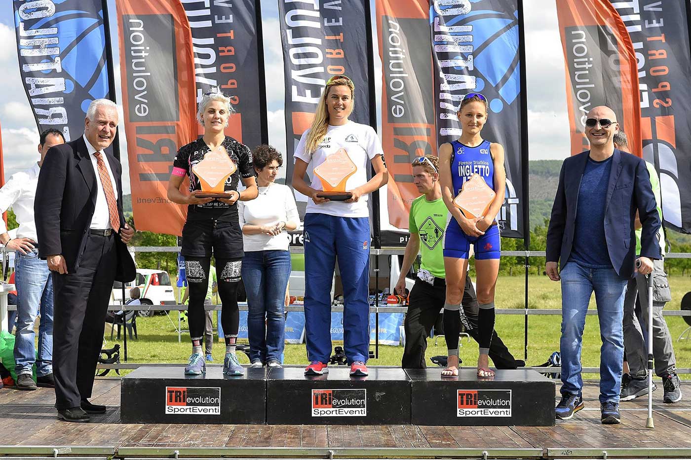 Ironlake-2017-3-premiazione-donne-giani-mongatti