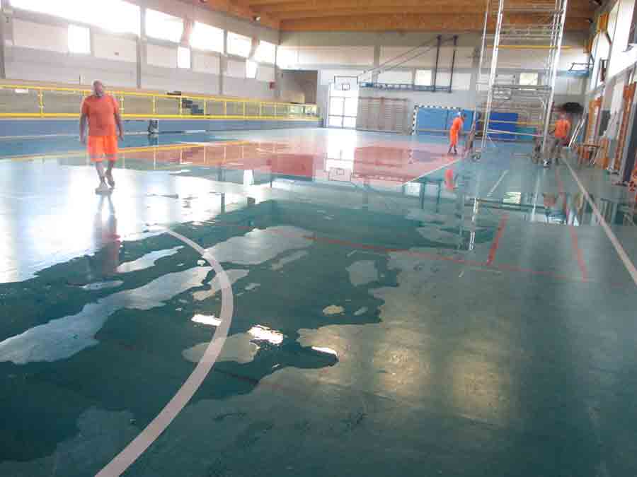 atti-vandalici-scuola-media-barberino-di-mugello-palestra-2017-1