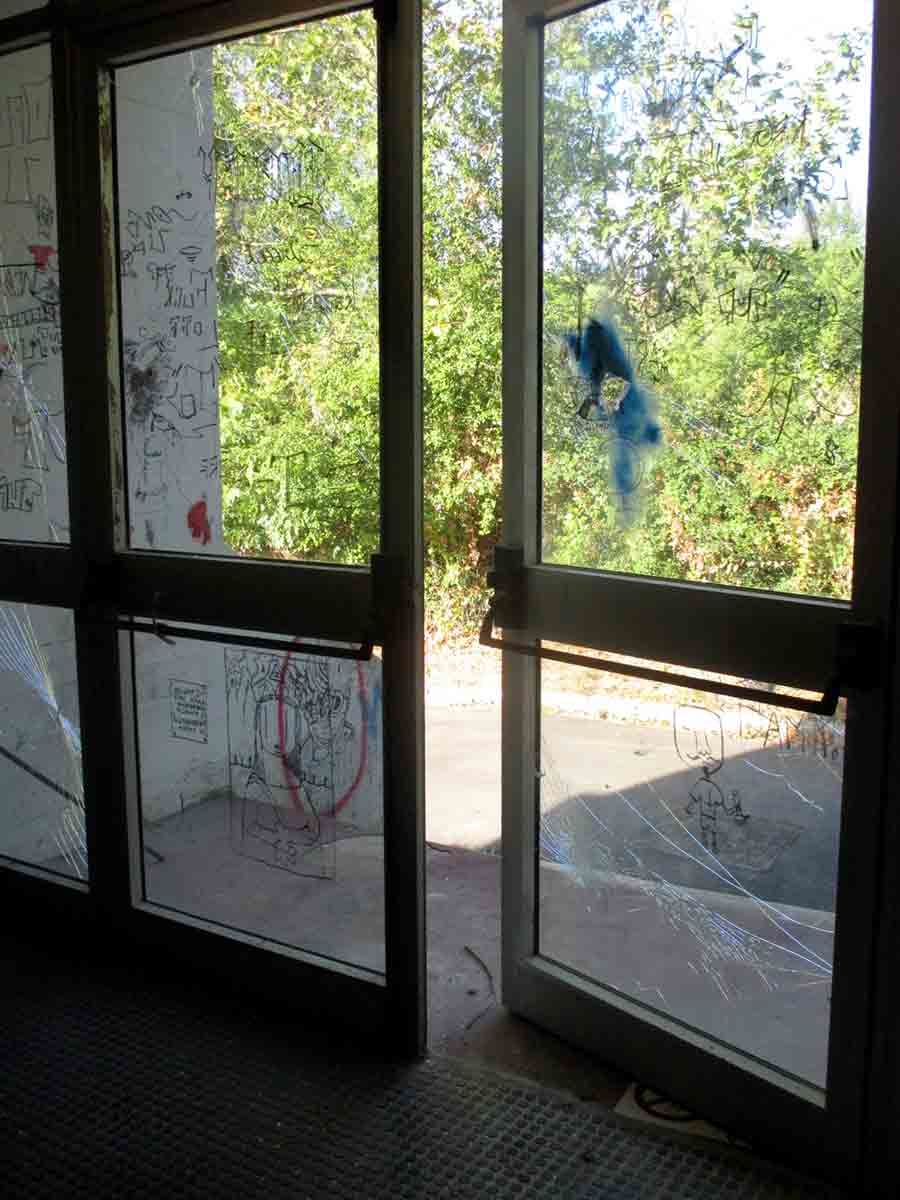 atti-vandalici-scuola-media-barberino-di-mugello-palestra-2017-2