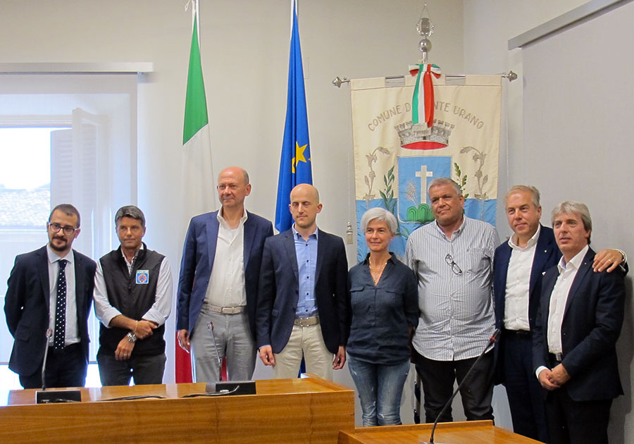 monte-urano-sisma-donazione-rosss-modulo-acciaio-scuola-famiglia-bettini