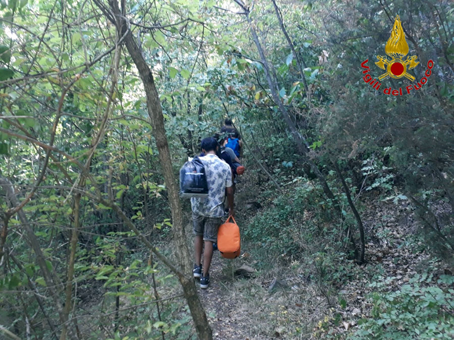 ragazzi-dispersi-boschi-ronta-recuperati-vigili-del-fuoco-2017-1