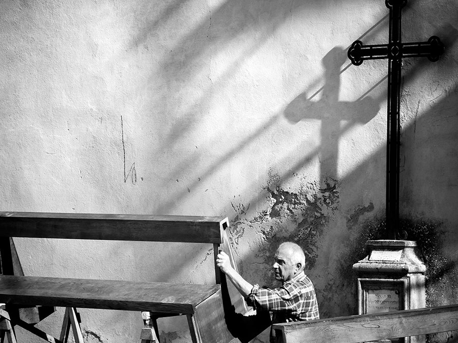 Parrocchiani di ogni età al lavoro per sistemare la chiesa di San Pietro per il 14 ottobre, data della riapertura dopo i lavori di ristrutturazione. Foto di Antonella Bertaccini