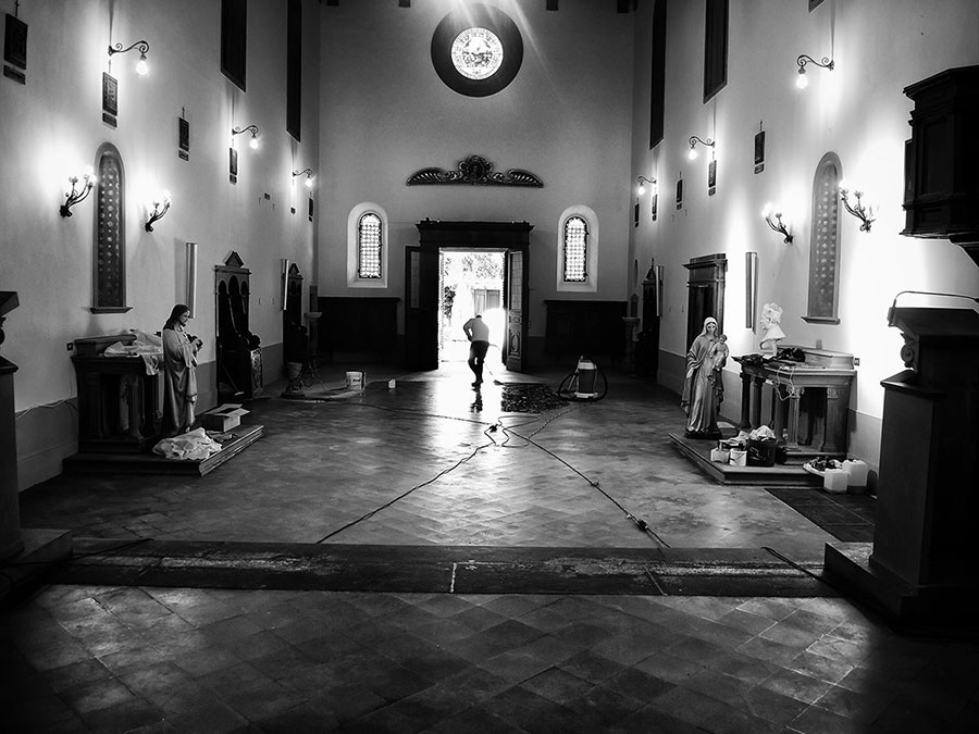 Parrocchiani di ogni età al lavoro per sistemare la chiesa di San Pietro per il 14 ottobre, data della riapertura dopo i lavori di ristrutturazione