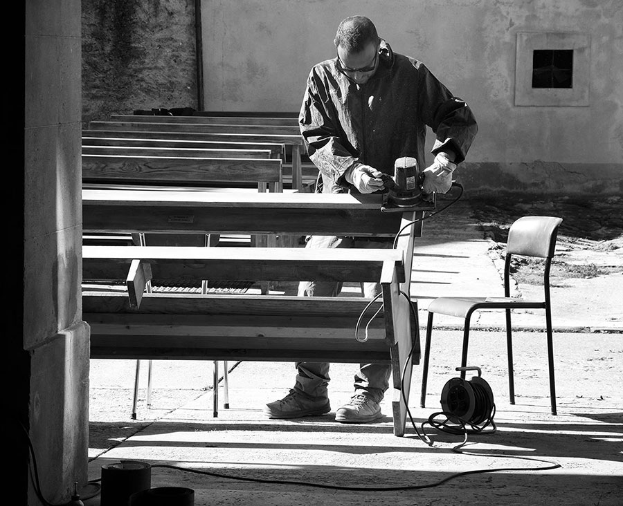 Parrocchiani di ogni età al lavoro per sistemare la chiesa di San Pietro per il 14 ottobre, data della riapertura dopo i lavori di ristrutturazione. Foto di Antonella Bertaccini