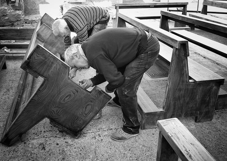 Parrocchiani di ogni età al lavoro per sistemare la chiesa di San Pietro per il 14 ottobre, data della riapertura dopo i lavori di ristrutturazione