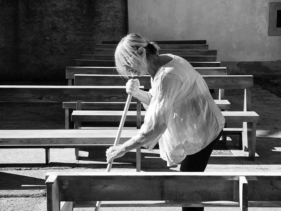 Parrocchiani di ogni età al lavoro per sistemare la chiesa di San Pietro per il 14 ottobre, data della riapertura dopo i lavori di ristrutturazione. Foto di Antonella Bertaccini