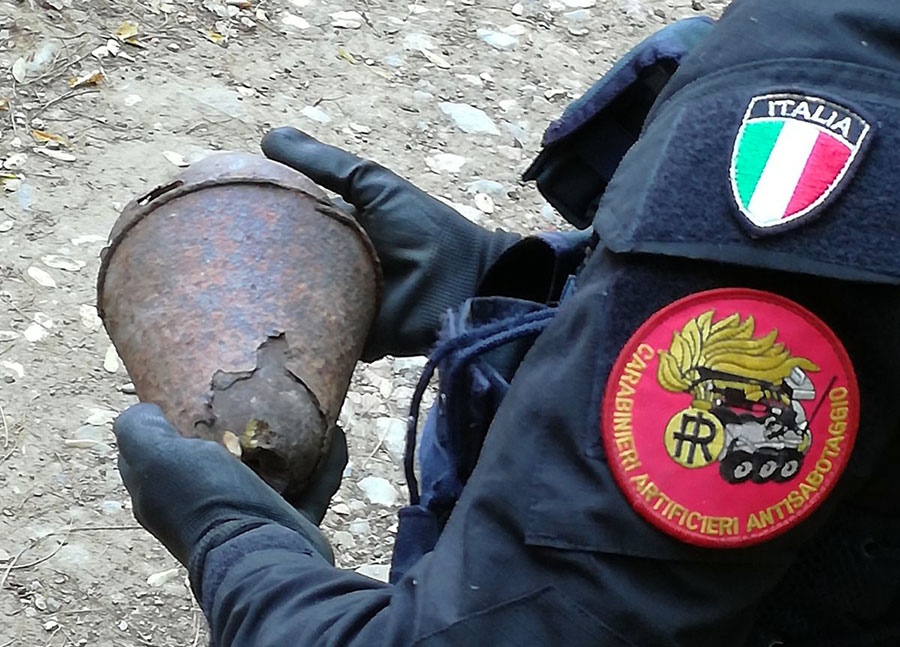 bomba-carabiniere-ordigno-bellico