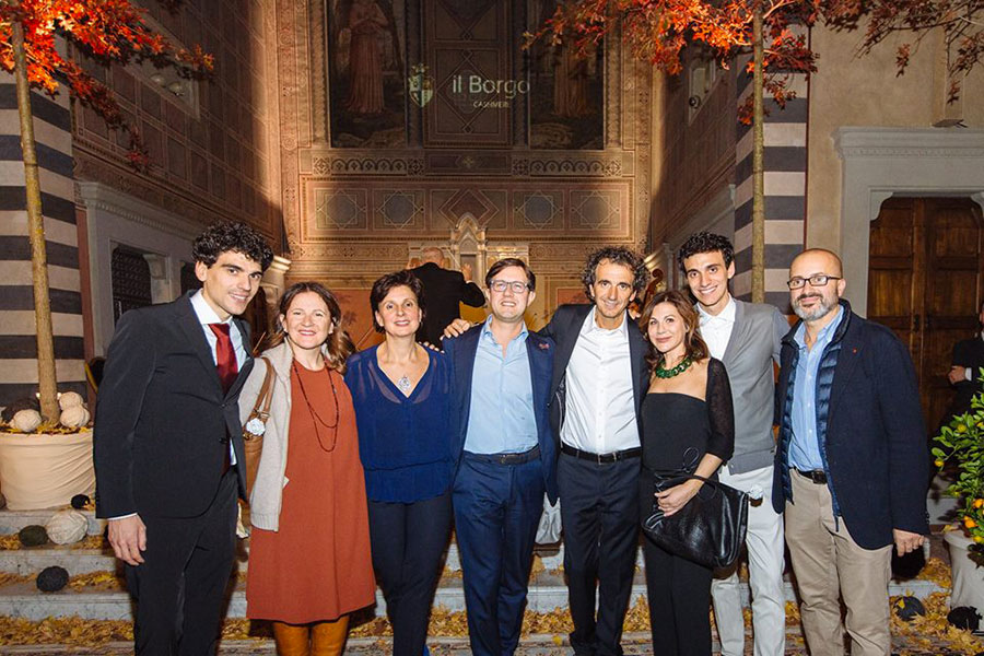 La famiglia Fredducci con il sindaco di Firenze Dario Nardella e l'assessore fiorentino ed ex sindaco di Borgo San Lorenzo Giovanni Bettarini alla festa di inaugurazione del punto vendita in via Tosinghi al Four Seasons