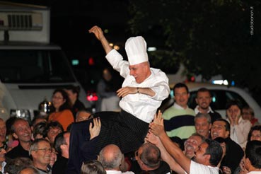 Lo chef Incrocci festeggiato a Luco, dopo la grande cena del luglio 2011. (Foto Studio Bonon)