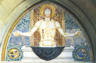 Lunetta sul portale dell'Oratorio: �Cristo Risorgente dal Sepolcro� opera delle Fornaci S. Lorenzo su disegno di Galileo Chini