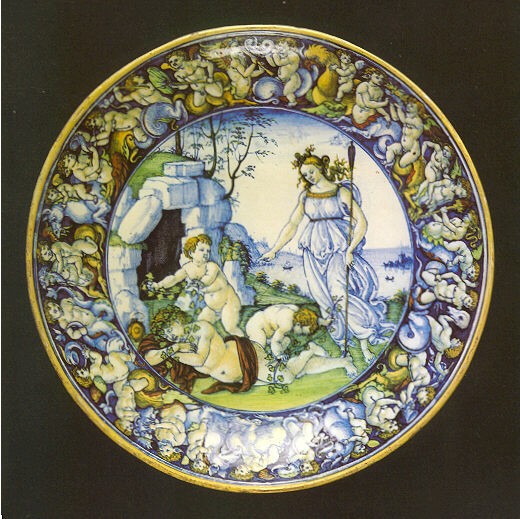 Piatto a coppa che rappresenta la scena mitologica di Diana ed Endimione addormentato con due putti, cm 26, Cafaggiolo 1510 circa, Fundacao Calouste Gulbeenkian, Lisbona