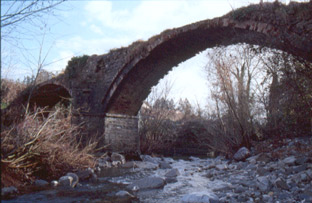 Galliano, l'antico ponte sul Sorcella. Foto di Massimo Certini