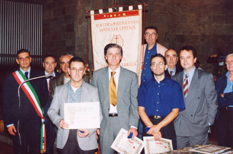 Le tre medaglie d'oro, Giancarlo Baldassarri, Guido Consigli e Donatello Bruschi,al centro dell'immagine, posano con le autorità e i dirigenti del Gruppo "Fratres" di Borgo San Lorenzo