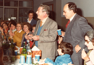 Mario Giannelli (al centro) con l'allora direttore Pivi e alcune maestre in una foto degli anni '80