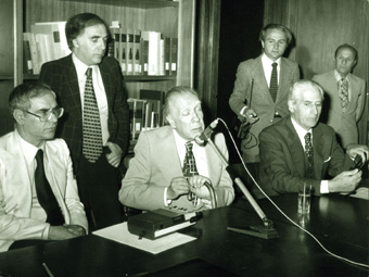Roberto Paoli, a sinistra, insieme al grande scrittore latino americano Borges