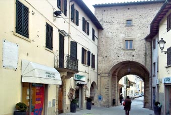 sulla sinistra, la casa dove nacque don giotto ulivi