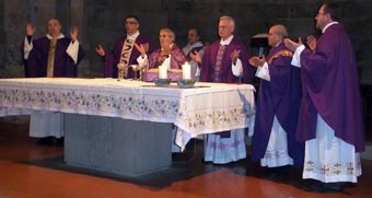 Don Poggiali mentre celebra la Santa Messa in Pieve
