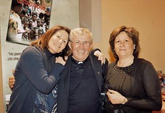Don Poggiali con Antonella e Francesca a Villa Pecori