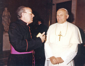Il Maestro Monsignor Domenico Bartolucci con Papa Giovanni Paolo II�