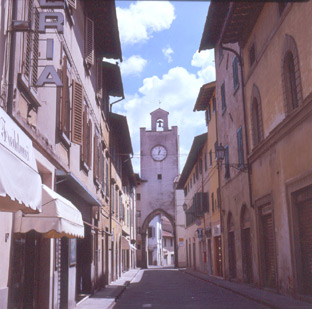 Corso Matteotti con la Torre dell'Orologio a Borgo San Lorenzo. Foto di Massimo Certini