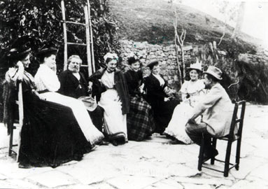 Il poeta Giosu� Carducci, il terzo da sinistra, con la famiglia Giarr�-Billi nel piccolo parco della villetta a Pilarciano agli inizi del �900. ( 1902 ca)