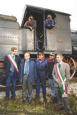 Da sinistra: il sindaco di Borgo San Lorenzo Antonio Margheri, il Presidente della Provincia di Firenze Michele Gesualdi, i macchinisti e il sindaco di San Piero a Sieve Mauro Dugheri
