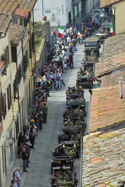 La colonna della rievocazione storica attraversa Scarperia