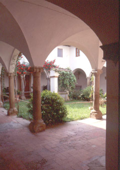 Il chiostro della Pieve di Galliano. Foto di Massimo Certini