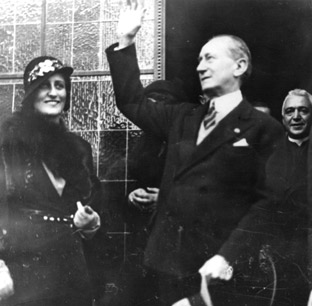 La visita di marconi nel 1933. Da sinistra la moglie, lo scienziato che saluta i borghigiani davanti al circolo dell�Unione e sul dietro si riconosce Mons. Corsini, pievano di Borgo. (Foto Tassini- collez. A.Giovannini)