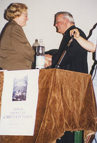 Tina Anselmi con don Rodolfo Cinelli durante la serata di presentazione del libro su Casetta di Tiara