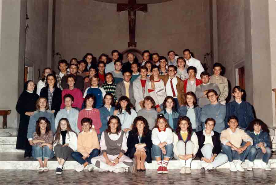 I giovani della parrocchia di San Silvestro insieme a Don Giuliano, anni '80