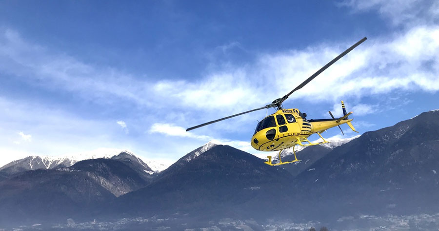 Elicottero Giallo E Blu A Bassa Quota