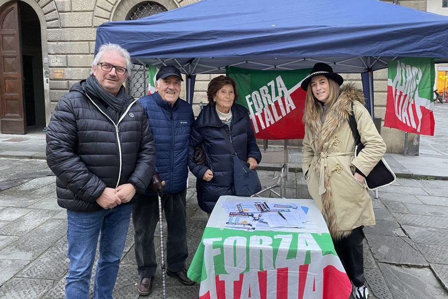 Primo da sinistra Saverio Zeni, all'altra estremità della foto Vittoria Boni
