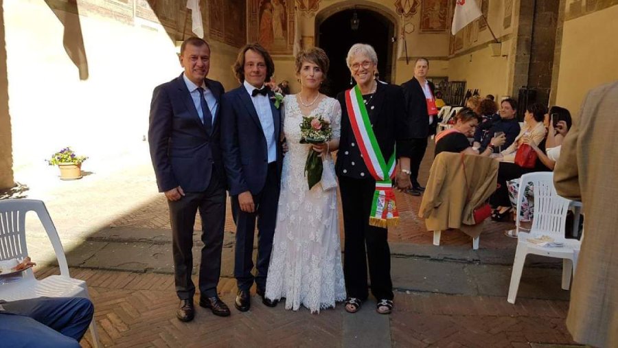 Sandra Galazzo con la fascia tricolore in occasione del matrimonio di Fiammetta Capirossi