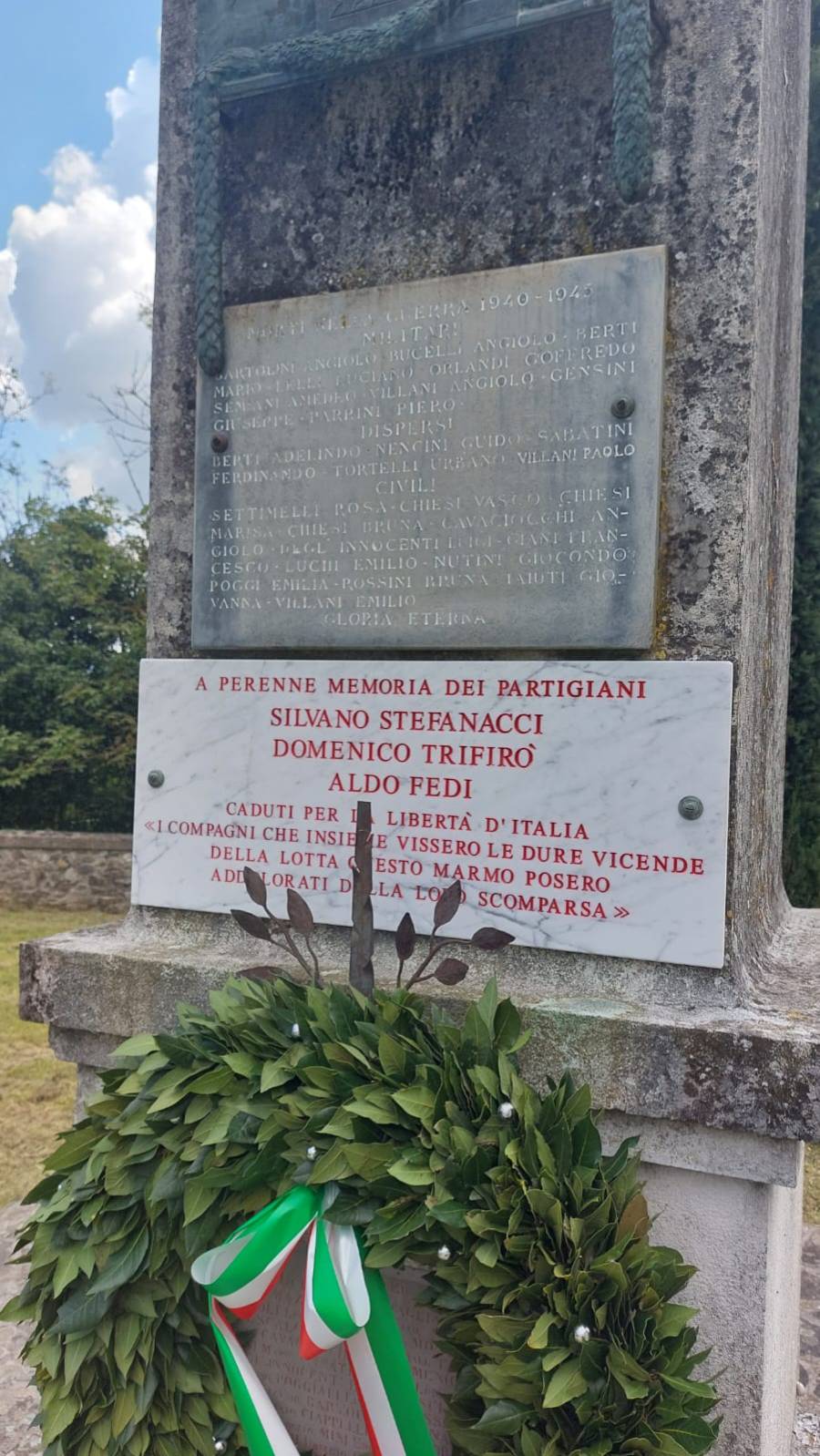 Monumento ai Caduti con nuova targa riposizionata