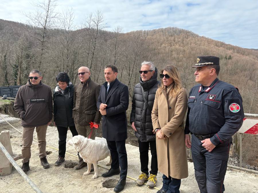 Foto di gruppo sul fronte della frana