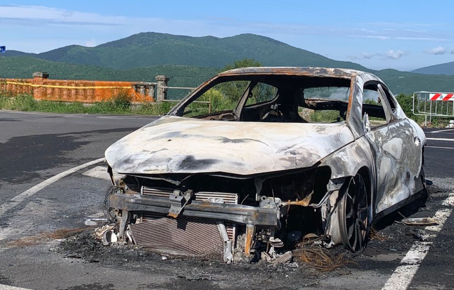 L'auto bruciata a Vaglia