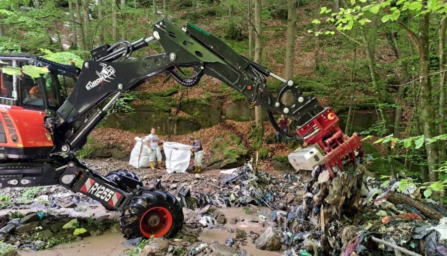 Il "ragno" in azione nel torrente Rovigo
