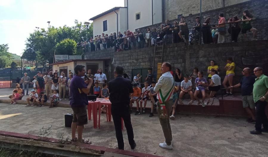 Il sindaco Ignesti, l'arcivescovo Gambelli e don Daniele al campo da Tennis