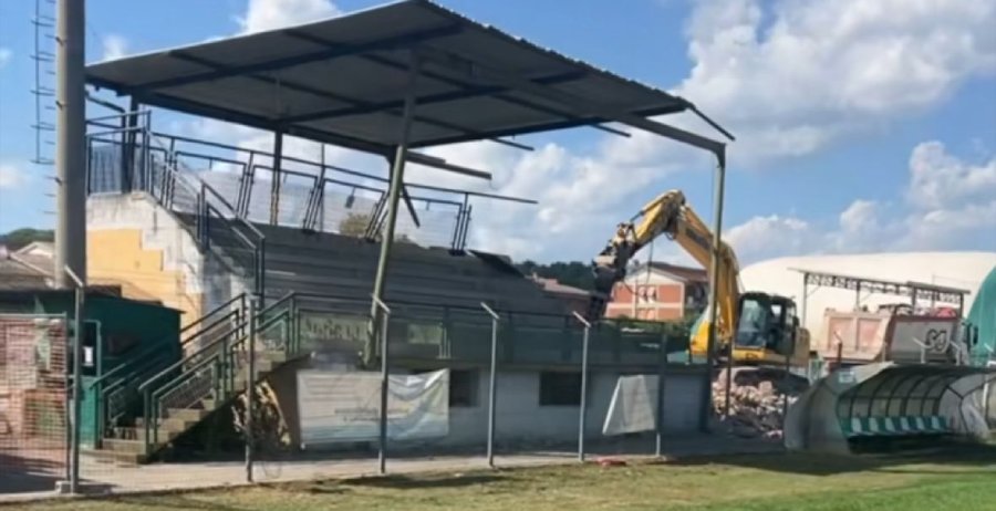 Iniziata la demolizione delle tribune dello stadio romanelli