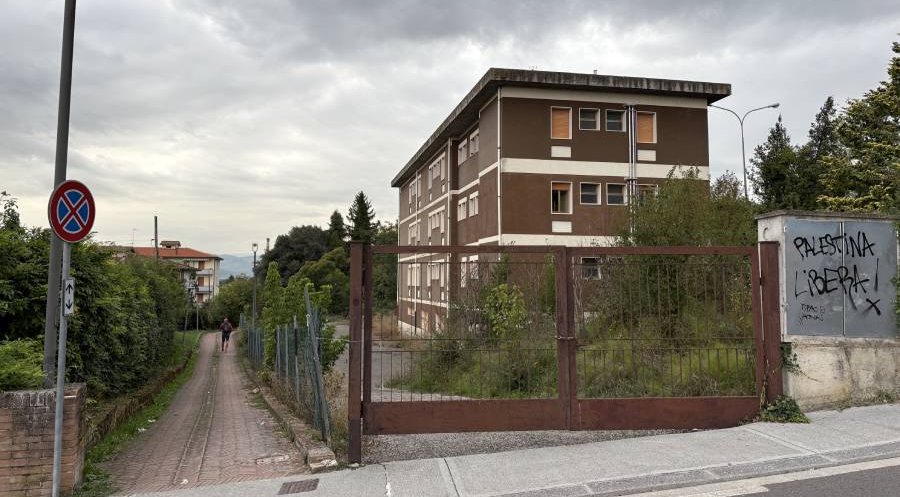 Il cancello principale, sbarrato